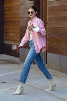 Pink Shirt Outfit, Oxfords Outfit, Polo Shirt Outfits, Gigi Style, Gigi Hadid Outfits, Polo Outfit, Gigi Hadid Style, Oufits Casual, Classic Style Outfits