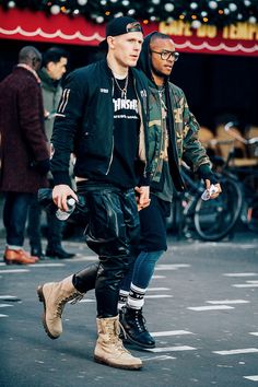 Fashion Week homme Street looks Paris automne hiver 2016 2017 Streetstyle urban camo boots menstyle Mens Fashion Streetwear Swag, Mens Fashion Swag, Camo Boots, Walking Down The Street, Street Style 2017, Hipster Mens Fashion, Street Look