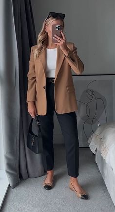 Tan Blazer Business Casual, Oversized Blazer Outfit Business Casual, Work Outfits Women Masculine, Business Casual Dresses For Women Fall, Business Casual Patterned Pants, Work Flight Outfit, Business Accessories Woman, Autumn Office Outfits Women 2023, Hiring Event Outfit