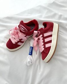 Campus 00s Aesthetic, Adidas Campus Pink, Campus Outfit Ideas, Outfit Ideas Retro, Adidas Campus 00s Pink, 2000s Sneakers, Campus 00s Pink, Adidas Campus Outfit, Adidas Street Style