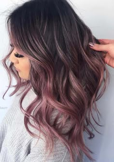 See here the surprising shades and highlights of rose gold hair colors for women to make their hair looks like more amazing and cute. Apply this beautiful looking rose gold hair color if you really want to get obsessed hair styles right now. Hair Color For Fair Skin, Pink Highlights, Hair Color For Women, Winter Hair Color, Trendy Hair Color, Hair Color Highlights