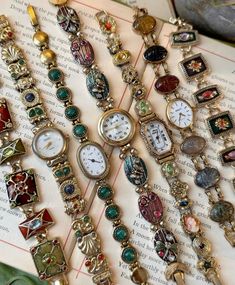 #vintage #watch Vintage Watches Aesthetic, Vintage Watch Aesthetic, Vintage Jewelry Aesthetic, Funky Watches, Floral Watches, Fancy Watches, Vintage Watches Women