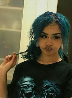 Afro Alternative Hair, Hood Alternative Aesthetic, Desreii Instagram, Blue Hair On Brown Skin, Alt Curly Hairstyles, Face Piercings