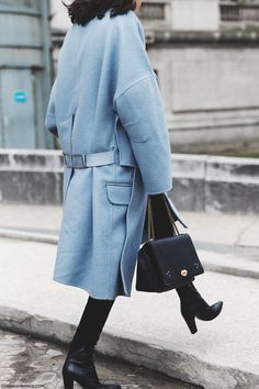 Light Blue Wool Coat Outfit, Light Blue And Black Outfit, Winter Coat Street Style, Tilda Lindstam, Light Blue Coat, Blue Winter Coat, Best Winter Coats, Paris Blues, Winter Mode