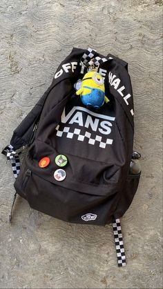 Vans Aesthetic, Vans Backpack, Vans Bags, Vans Girl, Backpack Essentials, School Bag Essentials, 90s Fashion Men, Pinterest Photography