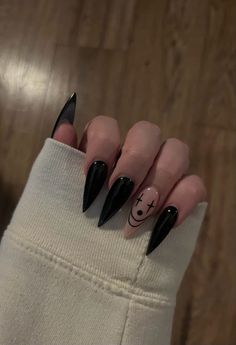 Clown Design Nails, Black Nails Ring Finger Design, Halloween Grunge Nails, Gothic Simple Nails, Black Nail Designs Grunge, Halloween Nails Inspo Aesthetic, Nails Gothic Style, Simple Goth Nails Acrylic, Black Nails With Simple Design