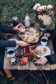 Durch das Jahr mit Our Food Stories Kochbuch glutenfrei Kochen Gestalten Verlag Magical Photoshoot, Gluten Free Cinnamon Rolls, T1 Bus, Vintage Volkswagen, Food Stories, Fall Table Settings, Autumn Table, Think Food, Cinnamon Roll