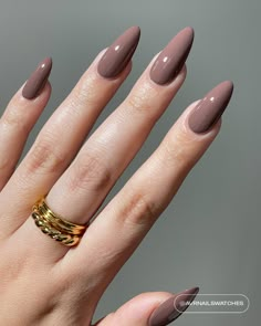 A rose taupe polish with a creme finish. Wine Nails, Nagel Tips, Smink Inspiration, Makijaż Smokey Eye, Brown Nails, Classy Nails, Funky Nails, Chic Nails