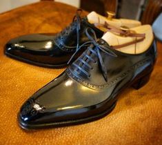 Black Brogues, Gentleman Shoes, Bespoke Shoes, Formal Shoes For Men, Dress Shoe, Leather Shoes Men, Tips Tricks, A Chair, Formal Shoes