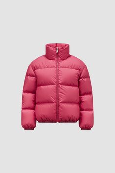 An essential warmer, the Abbadia down jacket is crafted from polyester. Boasting a subtle matte finish, the short puffer comes is finished with a subtle logo trim. Personalized Jacket, Outdoor Trekking, Ski Accessories, Cardigan Shirt, Outerwear Outfit, Down Jackets, Ski Pants, Fall Jackets, Shell Jacket