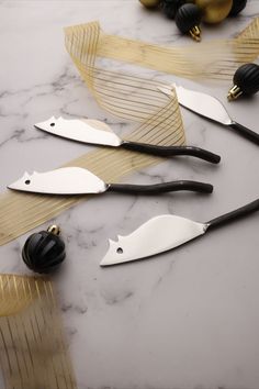 Shopping for a fun and functional artisan gift? You can't go wrong with our Twig Ratoncito Cheese Spreader/Knife set. These clever little mouse shaped knives have a twig-like black finished tail. A real conversation starter for your cheese and charcturie boards.