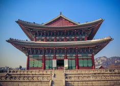 Gyeongbokgung, Seoul, South Korea - www.castlesandmanorhouses.com Castle Layout, Haunted Castles, Houses Around The World, Grand Palace Bangkok, Castle Plans, Castle Parts, Stay In A Castle, Castle Pictures, Medieval Castles