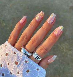 Pastel Daisy Nails, Nude Summer Nails, Nails Hailey Beiber, Summer Nails With Flowers, Nails One Color, Italy Nails, Nails Acrylic Almond, Daisy Nail Art, Nails Short Acrylic