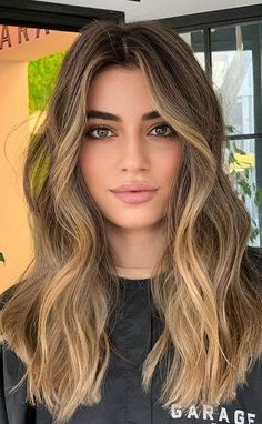 43 Gorgeous Hair Colour Ideas With Blonde : Medium length hair with sun kissed Bayalage Brunette Blonde Medium Length, Highlight Hair Ideas Blonde, Medium Length Caramel Hair, Medium Length Hair With Blonde Highlights, Medium Hair With Blonde Highlights, Medium Length Bayalage, Medium Length Haircut With Highlights, Medium Length Highlights, Medium Length Extensions