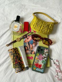 Purse Dump, Pins On Bag, Broches Aesthetic, Bag Modeling, Tote Bag Ideas, Blog Aesthetic, Fashion Still Life, What's In My Bag