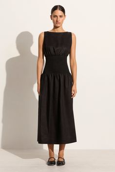 In responsibly sourced European Flax® linen, the La Canella Midi Dress in Black is a sleeveless, feminine style featuring a boat neckline and blouson bodice. The wide fitted waist is fully shirred for stretch and gives way to a gathered, A-line skirt that floats down to a midi length. This style is fully lined for extra coverage. Macrame Top, Maxi Dress Sale, Midi Dress Black, Faithfull The Brand, Glamour Fashion, Midi Dress Sleeveless, Linen Women, New Arrival Dress, Black Midi Dress