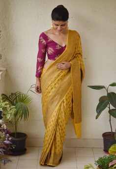 Mustard Saree Blouse Combination, Mustard Saree, Banasari Saree Silk, Saree Blouse Color Combinations, Mustard Saree Contrast Blouse, Printed Saree Blouse Design, Mustard Blouse Designs, Gold Saree With Contrast Blouse, Saree Blouse Ideas