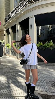 Black Bartending Outfit, Grey Skirt Street Style, Grey Skirt Outfit Summer, Active Skirt Outfit, Skirt And Boots Outfit, Biker Boots Outfit, Shirt Ootd, Look Office