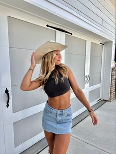 Rodeo Pictures Ideas, Country Concert Picture Ideas, Calgary Stampede Outfits, Country Fest Outfits, Fair Fits, Concert Poses, Stagecoach Outfits, Stampede Outfit, Cowgirl Fits