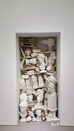 there are many white sculptures in the room