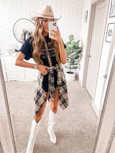 25 Must-Have Trendy Country Concert Outfits for Summer 2024: Cowgirls to Denim Dreams 9 Morgan Wallen Concert Outfit Spring, Pbr Outfit For Women Rodeo, Country Music Concert Outfit Winter, Maternity Country Concert Outfit, Cmc Outfits, Outfit For Country Concert, White Western Boots Outfit, Nashville 2023, Western People