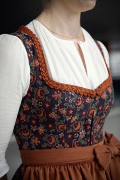 Fuchsdeifeswuid Dirndl fertigt fair, nachhaltig, limitiert und Regional hochwertige Dirndl und Trachten  Dirndl 'Kochelsee'  Bluse 'Traunstein' Dirndl Pattern, German Traditional Dress, Polish Clothing, German Dress, Fair Outfits, Dirndl Dress, Folk Dresses, Folk Fashion, Fantasy Fashion