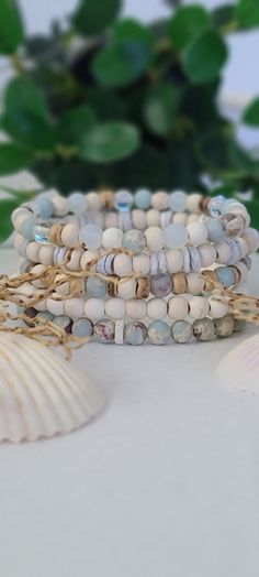 Bracelets Beachy, Stretch Beaded Bracelets Diy, Nautical Ideas, Beachy Bracelets, Glass Bracelets, Boho Jewelry Diy, Seashell Bracelet, Bracelets Boho, Beaded Memory Wire Bracelets