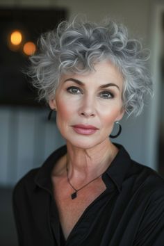 93+ Curly Hairstyles for Women Over 60 Hair Color Guide, Grey Hair Looks, Layered Curly Hair, Grey Hair Inspiration, Extension Hair, Curly Hair Photos, Short Grey Hair, Color Guide