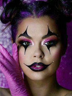 #halloween #halloweenlook #halloweenart #halloweeni̇deas #makeup #facepainter #face #visage #maquillage #womensstyle #artistique #ho#idees #rouge #black#vert #bleu #violet #makyaj #makyajfikirleri #korkunç # Jester Makeup, Creepy Clown Makeup, Maquillage Halloween Simple, Beautiful Halloween Makeup, Circus Makeup, Halloween Makeup Clown, Halloweenský Makeup, Holloween Makeup