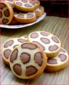 some cookies are sitting on a table together