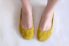 MADE TO ORDER & CUSTOM FIT  Simple and comfortable, yet stylish design, suitable for everyday walks or comfy evenings. Can be crafted in a wide Mustard Shoes, Handmade Leather Shoes, Spring Capsule Wardrobe, Shoes Custom, Leather Flat Shoes, Barefoot Shoes, Ballerina Shoes, Leather Ballet Flats