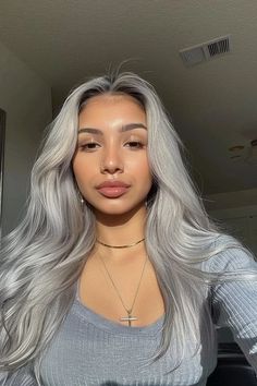 Silver Hair Black Roots, Silver Hair Outfits, Silver Hair On Brown Skin, Silver Hair With Highlights, Hair Color Gray Silver, Highlights For Morena Skin, Silver Hair On Dark Skin, Dyed Grey Hair, Bossy Aesthetic