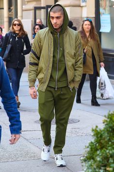 Joggers Street Style, Leather Jacket Street Style, How To Wear Joggers, Style Girlfriend, Monochromatic Fashion, Monochromatic Outfit, Joggers Outfit, Green Outfit