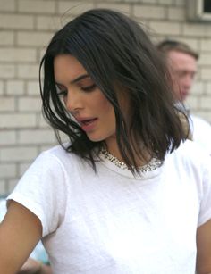 5/3/18: Kendall Jenner shooting for Tiffany&Co in New York. Kendall Jenner With Short Hair, Kendall Jenner Medium Hair, Short Hair Kendall Jenner, Kendall Short Hair, Kendall Jenner Hair Short, Oldies Hairstyles, Kendall Jenner Haircut, Kendall Jenner Short Hair, Kendall Jenner Hair