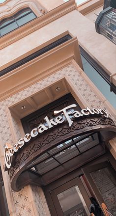 the entrance to a restaurant called cheesecake factory