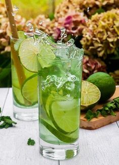 minuman segar dingin botol Mojito Recipe, Sangria, Mojito, Nature Wallpaper, Cocktail Recipes, Cuba, Diner, Alcoholic Drinks, Food And Drink