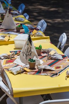 the table is set up for an outdoor event