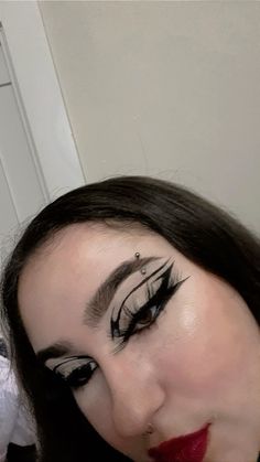 gothic eyeliner - goth eyeliner - dramatic eyeliner - graphic eyeliner Gothic Graphic Eyeliner, Heavy Eyeliner Makeup, Goth Eyeliner Designs, Graphic Eyeliner Goth, Gothic Eyeliner Ideas, Eyeliner Dramatic, Artsy Eyeliner, Extreme Eyeliner