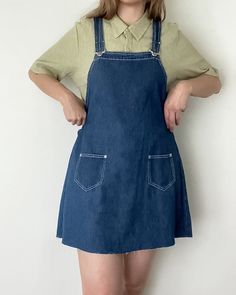 [berry stained lips and freckled shoulders] Score major vibes with this vintage denim overall dress. With pockets, a raw hem, and straps with buckles, you'll be stylin' like a '90s dream. Snatch up this perfect wardrobe staple and get ready for the best summer ever! •Straps with overall buckles •Loose fit•Front pockets•Cropped with raw hem•Straps in the backLABEL: You and Me - Made in USACONDITION: Vintage / Excellent SIZE: fits S/MErika is 5'10" and a size S in tops + M/L in bottoms. Please mak Thrift Outfits Ideas, 60s Inspired Outfits, Stained Lips, Best Summer Ever, Vintage Street Style, Cape Costume, Strawberry Dress, Denim Overall Dress, Jean Dress