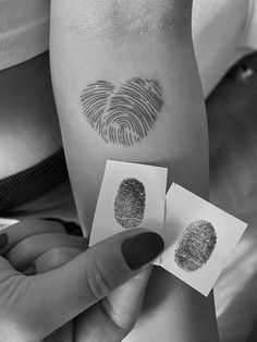 two fingerprints are on the arm of a woman