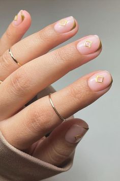 Just by imagination, we can know that if the nail design leaves some blank (space), then it will be unique. Not only that, if you want to enhance the appearance of basic nail styles, or make its design styles make people feel eye-catching. Then, we strongly recommend you try fashionable and chic negative space nails. #nailartdesigns#nailartideas#nailartdesignssummer#nailartshortnails#nailartideassimple Short Square Nails Glitter, Glitter Nails Natural, Short Acrylic Square Nails, Square Nails Glitter, Short Acrylic Square, Winter Nails French, Short Nails Ideas Summer, Square Manicure, Nails Gel Almond