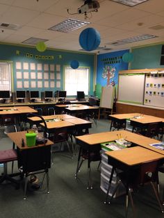 an empty classroom with desks and chairs