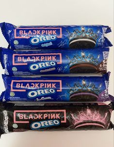 Black pink oreos Blackpink Food, Aesthetic Oreo, Blackpink Oreo, Chocolate Creme, Blackpink Aesthetic, Cat Glasses, Junk Food Snacks, Jennie Jisoo, Birthday Cake Kids