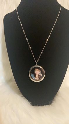 At HiddenLuxuries, we have specialized in creating unique presents that can surprise your loved ones and help you express your love and devotion. Our personalized photo locket necklaces are an excellent choice for those of you who are on the search for a meaningful and high-quality present. All you must do is send us your favorite photo and we will turn it into a premium chain that your friends and family will love. Our customized photo locket necklaces are made using modern techniques that result in premium quality items.  Some of the amazing features of this product: * High-end stainless steel chain; * Ideal present for family and friends; * Vivid colors; * Superior quality * Handmade product; * Great for Valentine's Day, Mother's Day, Christmas, birthdays, baby and wedding showers.   Si Commemorative Pendant Necklace With Charms, Luxury Pendant Necklaces For Memorial, Luxury Pendant Necklace For Memorial, Pendant Picture Necklace, Pendant Necklace With Picture Inside, Photo Locket Necklace, Photo Necklace, Photo Charms, Remembrance Gifts