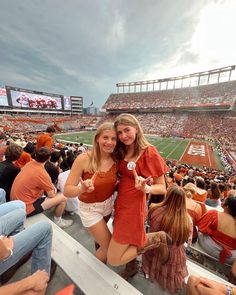 Ut Austin Game Day Outfit, Ut Gameday Outfit, Ut Game, College Football Outfits, College Gameday Outfits, Gameday Outfits, Football College, College Gameday, College Of Charleston