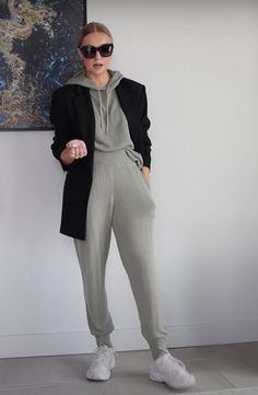 Sweatpants And Blazer Outfit, Casual Blazer Outfit Women, Outfits With Sweats, Sport Pants Outfit, Chic Sweatpants Outfit, Athleisure Jumpsuit, Joggers Outfit Women, Sweat Suits Outfits, Sweatsuit Outfit