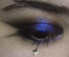 Blue Eyes Blue Mascara, Blue Halo Eye Makeup, Purple Mascara Blue Eyes, Dark Makeup Looks Aesthetic, Angel Eye Makeup Looks, Grunge Editorial Makeup, Eye Glitter Products, Crystals Makeup Look, Halloween Makeup For Hooded Eyes