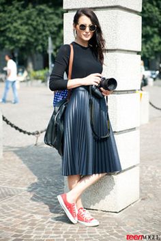 Our Favorite Street Style Looks from Milan Fashion Week Street Style Skirt, Fashion Week Dresses, Skirts Outfits, Milan Fashion Week Street Style, Sneakers Fashion Outfits, Sneakers Street Style, Skirt And Sneakers