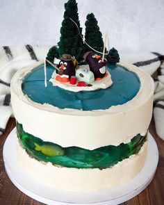 there is a cake that looks like it has been decorated with animals on the boat