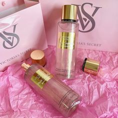 💋✨Experimente o maravilhoso Body Splash Pure Seduction Shimmer de Victoria’s Secret!✨💋 Este Body Splash possui um glitter sutil e encantador, contém 250ml. A fragrância envolvente do Pure Seduction é uma mistura irresistível de frutas vermelhas, com um toque sedutor de frésia e camomila. 💌✨ Garanta já o seu e brilhe intensamente! Produto original e autêntico Victoria’s Secret ✨ Body Splash - R$145,00 Hidratante - R$140,00 Kit por R$270,00 💘 (Parcelamento em até 12x com taxa InfiniteP... Perfume Victoria Secret, Pure Seduction, Body Splash, Glitter